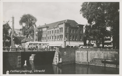 863304 Gezicht op de vernieuwde Catharijnebrug over de Stadsbuitengracht te Utrecht, vanaf de Catharijnesingel, met op ...